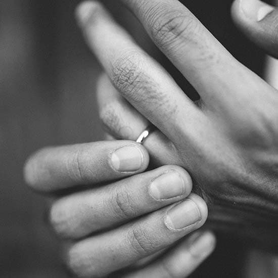 Homme ajustant un anneau à son doigt